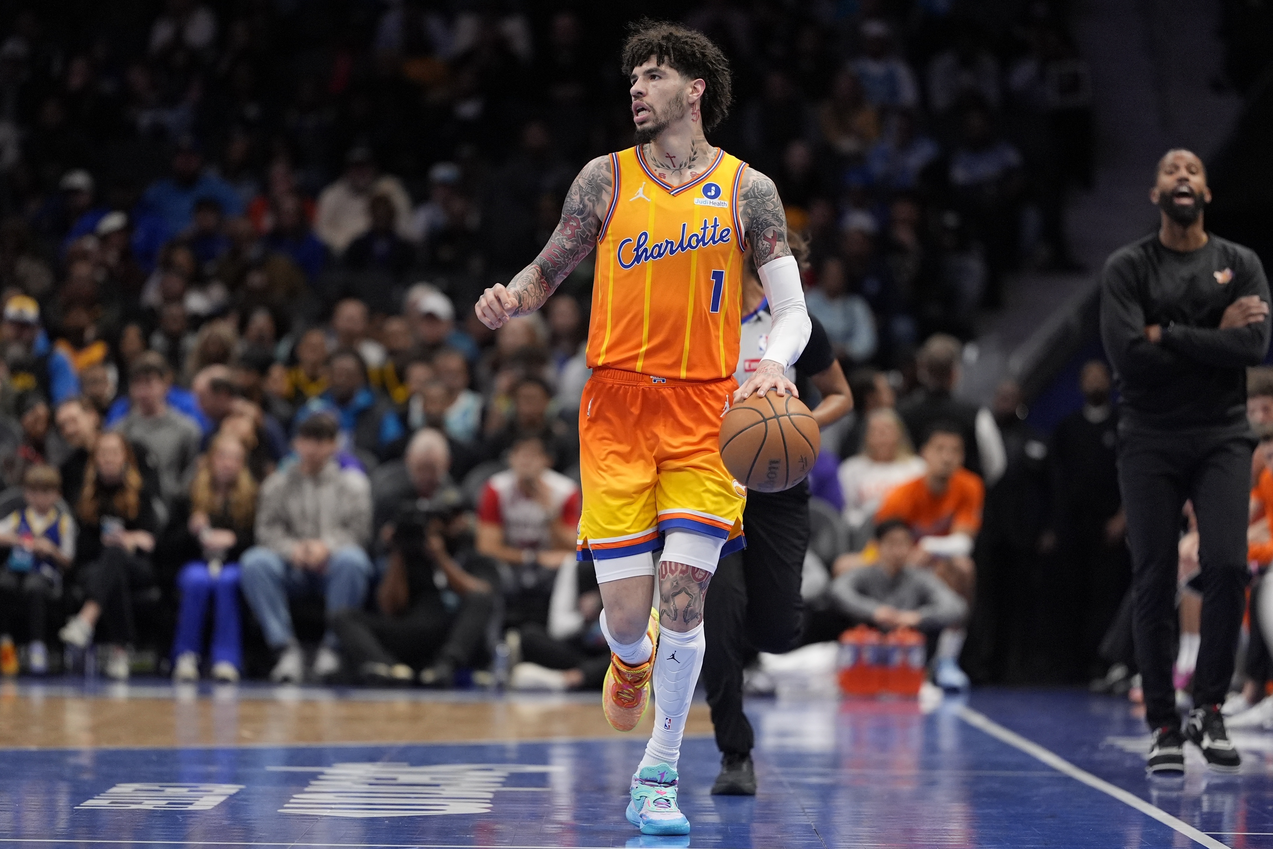 半岛体育-砍下33分8助3断且进7个三分！三球本场数据 NBA历史替补首人