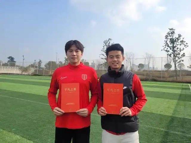 半岛·体育中国官方网-蓉城00后球员善举得表彰 获成都市“平凡之善卡”